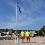 privat:-sant-feliu-de-guixols-hissa-la-bandera-blava-a-les-platges