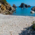 privat:-installen-boies-de-fondeig-per-contribuir-a-la-preservacio-de-les-praderies-de-posidonia-a-les-cales-pedrosa-i-ferriola