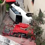 Una grua que portava un cotxe, cau per un marge a Palamós Cau una grua amb un cotxe a Palamós - Imatge de Cesc Marsal