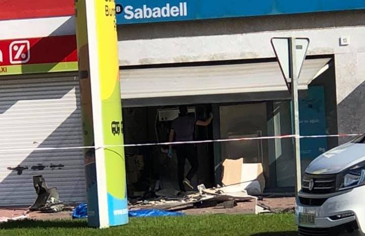 L'explosió del caixer del Banc Sabadell a Sant Antoni de Calonge | Imatge d'Oscar Fajardo