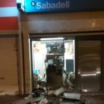 Rebenten un caixer a Sant Antoni de Calonge amb explosius L'explosió del caixer del Banc Sabadell a Sant Antoni de Calonge | Imatge de Seby Martinez - Caixer a Sant Antoni