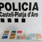 Detinguda per robar targetes bancàries i retirar gairebé 2.000 euros a Castell-Platja d’Aro Estafa de targetes bancàries a Castell-Platja d'Aro - Imatge de la Policia