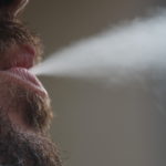 Entra en vigor la prohibició de fumar a l’aire lliure si no hi ha distància