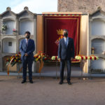 Vídeo: L’ofrena floral a la tomba del president Irla recorda les víctimes de la pandèmia i els “presos polítics i exiliats”