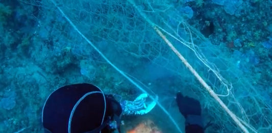 Un submarinista retirant la xarxa perduda a més de 50 metres de profunditat a la costa de Llafranc | Imatge dels Mossos d'Esquadra via ACN