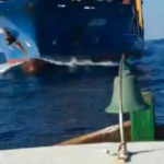 Una embarcació pesquera de Palamós a punt de ser envestida per un vaixell mercant
