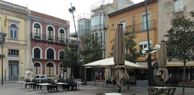 La Plaça Nova de Palafrugell amb els bars tancats a causa de la pandèmia del coronavirus al Baix Empordà | Imatge d'arxiu