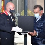 Els Mossos d’Esquadra de la Bisbal reconeixen la col·laboració de l’empresari de Verges Jordi Peraferrer durant el temporal Glòria Entrega felicitació Jordi Peraferrer