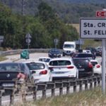 Santa Cristina d’Aro s’afarta que els cotxes que tornen de la Costa Brava col·lapsin el poble i només deixa entrar veïns