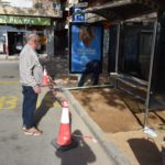privat:-la-parada-de-bus-de-la-cruilla-entre-el-passeig-maritim-i-l’avinguda-juli-garreta-es-reforca-amb-una-solera-de-formigo-per-a-evitar-la-formacio-de-bassals-d’aigua