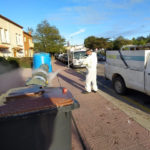 Es posa en marxa a Palamós el procés de desinfecció de les tapes de contenidors per a augmentar-ne la neteja i minimitzar el risc de contagi