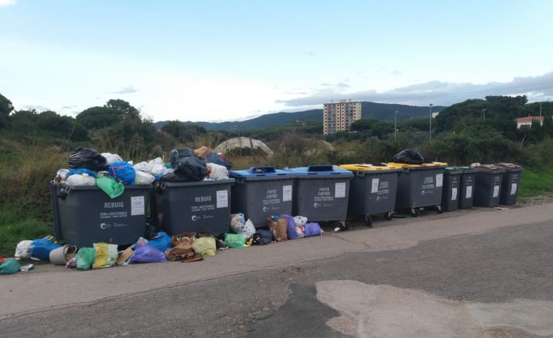 Contenidors a l'avinguda del Rosselló, 35 a Calonge i Sant Antoni | Imatge de Miquel Patinyo