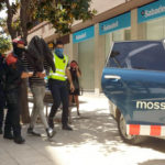 Els Mossos d’Esquadra s’emporten un dels detinguts vinculats amb l’assassinat de Jordi Comas després de l’escorcoll al carrer doctor Fleming de Platja d’Aro, el 25 de maig del 2016 | Imatge de l’ACN