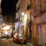Tres intoxicats per fum rescatats de la teulada d’un edifici a Sant Feliu de Guíxols Incendi a la planta baixa d'un edifici a Sant Feliu | Imatge dels Bombers