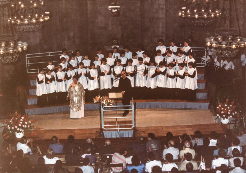 Concert Escolania de Montserrat; Ireneu Segarra, director. Obres: Polifonia montserratina dels segles XVII i XVIII: Anselm Viola Magnificat (amb la participació de Victòria dels Àngels).- © JAUME BOSCH · Festival de Torroella 1988.