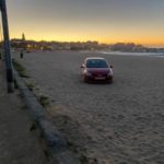 Apareix un cotxe a la sorra de la platja de Palamós