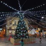 Palafrugell instal·la un arbre de Nadal gegant a la Plaça Nova privat:-primer-arbre-de-nadal-a-placa-nova