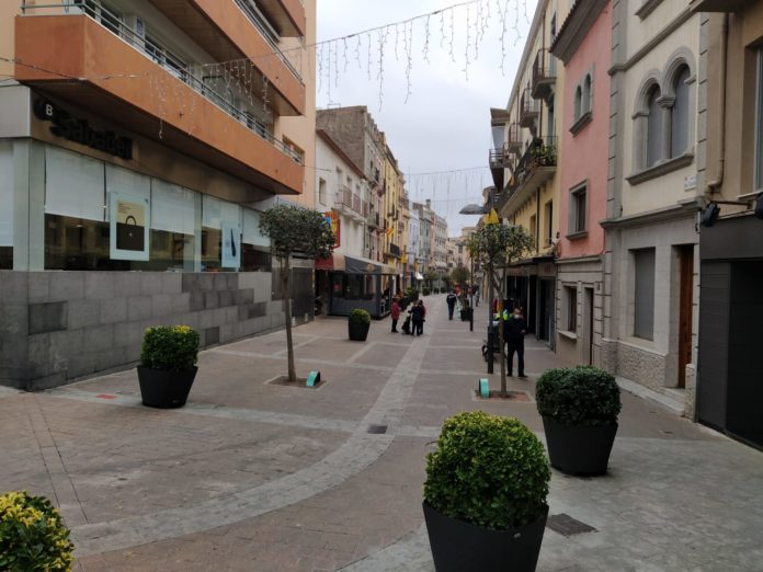 privat:-palafrugell-instal•la-fil-musical-al-centre-comercial-de-la-vila