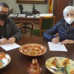 Firma de cessió de ceràmiques d’Eusebi Díaz Costa al Terracotta Museu – Enric Marquès, alcalde de la Bisbal i Maria Pilar Díaz, filla de l’artista | Imatge de l’Ajuntament