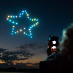 Emprenedors del Baix Empordà organitzen espectacles de llum amb drones Flock Drone Art combina l'art i les noves tecnologies per fer espectacles nocturns amb drones | Imatge cedida a l'ACN - Flock Drone Art, una empresa amb participació d'emprenedors del Baix Empordà fa espectacles de llum amb drones