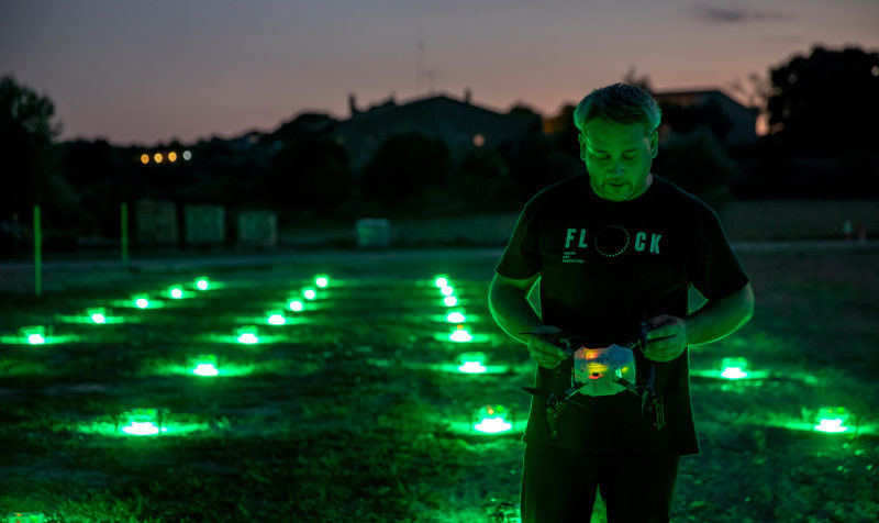 Flock Drone Art, una empresa amb participació d'emprenedors del Baix Empordà fa espectacles de llum amb drones 
