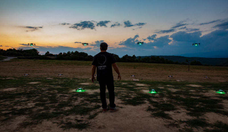 Flock Drone Art combina l'art i les noves tecnologies per fer espectacles nocturns amb drones | Imatge cedida a l'ACN - Flock Drone Art, una empresa amb participació d'emprenedors del Baix Empordà fa espectacles de llum amb drones 