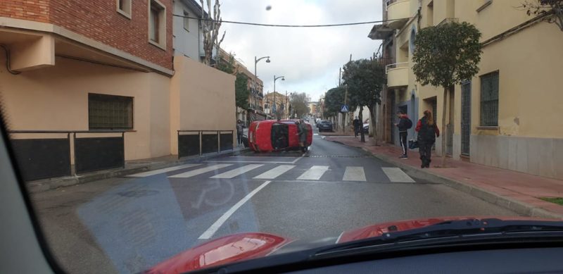 Un cotxe bolcat a Sant Feliu de Guíxols - Imatge de Glòria Roura Torres