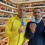 Marc Alós: “Volem traspassar fronteres i portar els caganers a llocs on encara no els coneguin” Marc Alos i Sergi Alos amb els caganers més venuts aquest Nadal 2020 | Imatge de Caganer.com