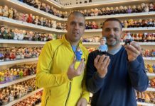 Marc Alós: “El caganer és una icona que connecta generacions i cultures” Marc Alos i Sergi Alos amb els caganers més venuts aquest Nadal 2020 | Imatge de Caganer.com