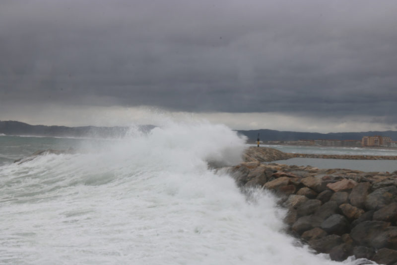 Pla general de l'espigó de l'Estartit en el moment en què una onada impacta aquest dissabte 10 de gener de 2021 | Imatge de l'ACN