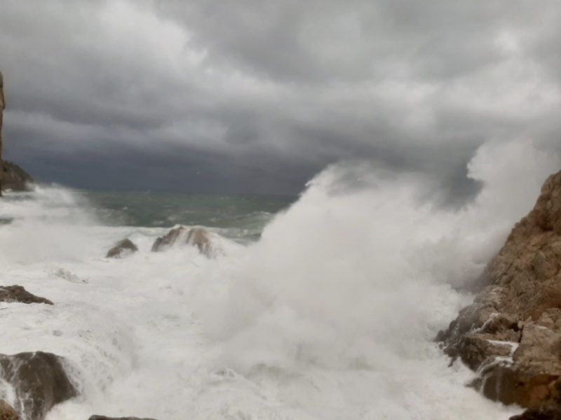 Pla mitjà d'una onada impactant contra una roca a l'Estartit aquest diumenge 10 de gener de 2021 | Imatge de l'ACN