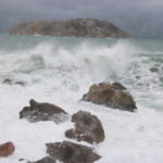 Filomena deixa fort onatge a la Costa Brava però “de moment” no causa danys destacables Pla mitjà d'una onada impactant contra una roca amb les illes Medes de fons aquest diumenge 10 de gener de 2020 a l'Estartit | Imatge de l'ACN