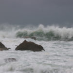 El Servei Meteorològic de Catalunya emet un avís per estat de la mar a l’Alt i el Baix Empordà Pla general on es veu una onada al costat de l'espigó de l'Estartit aquest diumenge 10 de gener de 2021 | Imatge de l'ACN