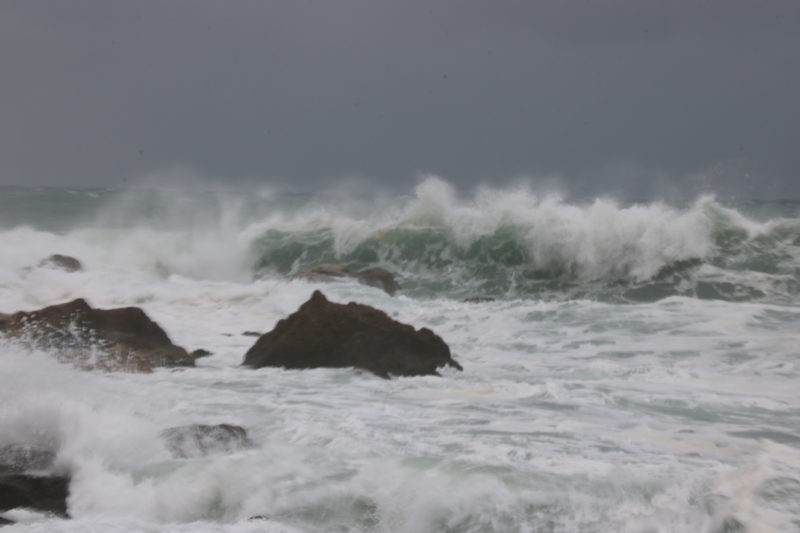 Pla general on es veu una onada al costat de l'espigó de l'Estartit aquest diumenge 10 de gener de 2021 | Imatge de l'ACN