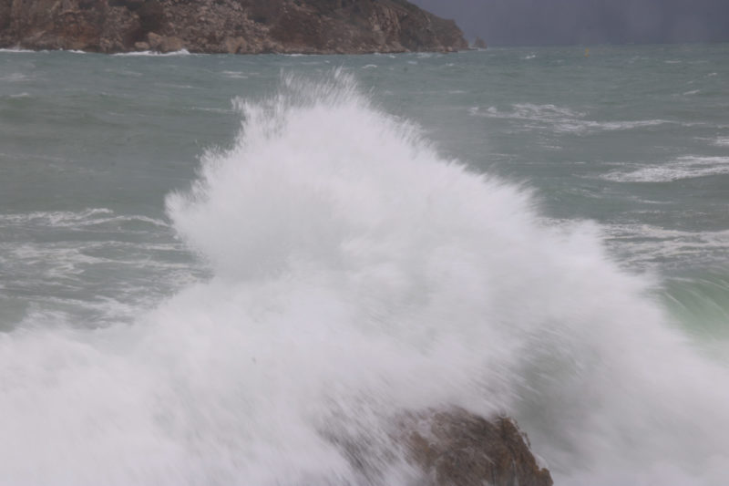 Pla curt d'una onada impactant contra la roca aquest diumenge 10 de gener de 2021 a l'Estartit | Imatge de l'ACN