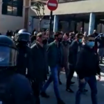 VÍDEO: Protestes i fort desplegament policial a Palafrugell per un acte de VOX