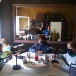 privat:-alumnes-de-6e-del-guillem-de-montgri-animen-a-donar-sang-des-dels-microfons-de-radio-montgri