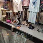 Rebenten l’aparador de la botiga de roba de segona mà de Càritas a Palafrugell