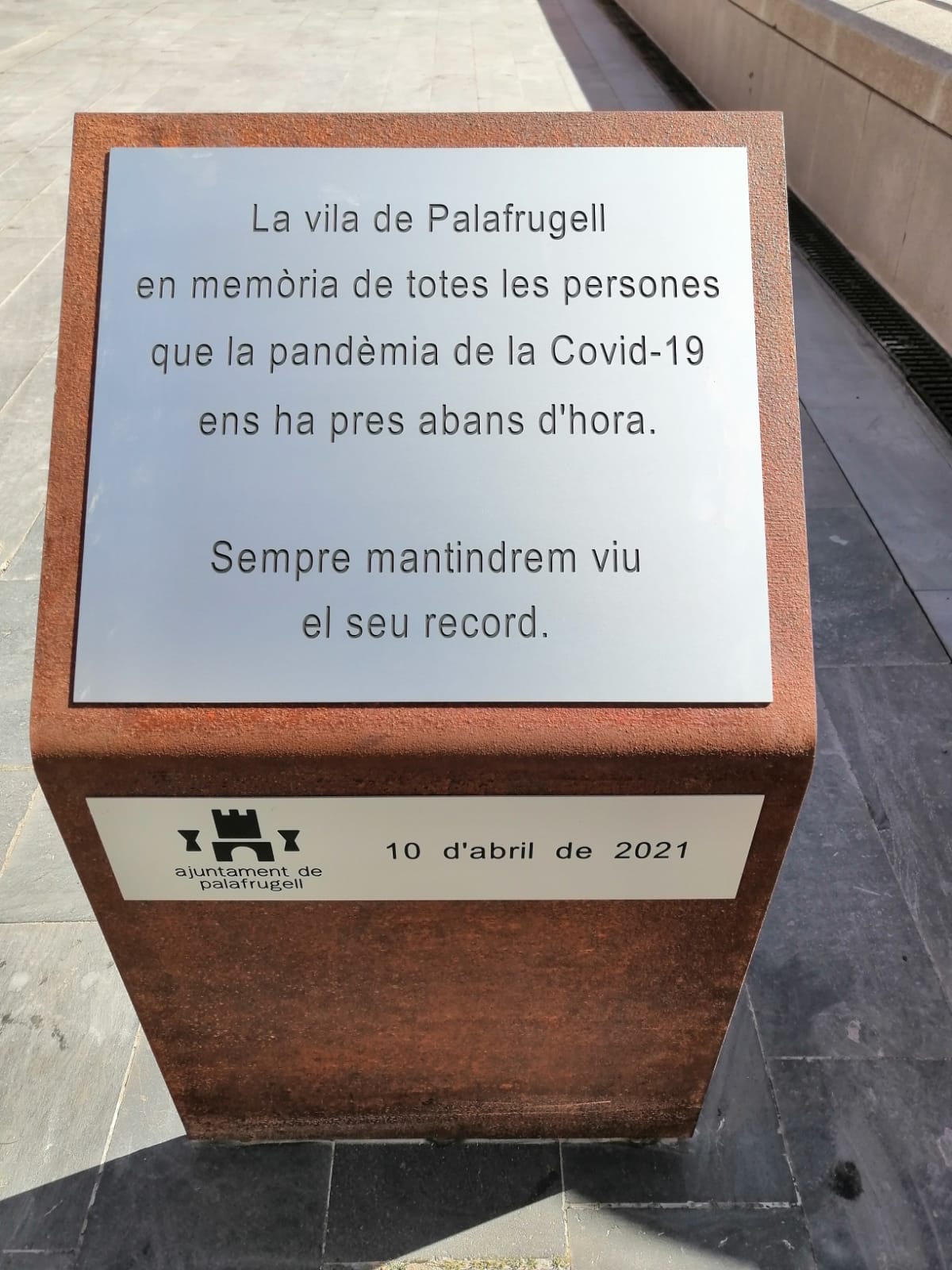 placa en record víctimes Covid-19 Palafrugell