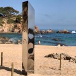 Platja d’Aro instal·la al parc dels Estanys el monòlit d’acer inoxidable que va aparèixer a la platja de Sa Conca