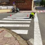 privat:-la-brigada-municipal-repinta-les-linies-de-la-via-publica