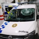 Ataquen amb llançament d’objectes un cotxe de policia de Palamós
