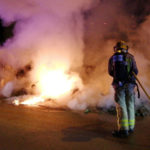 Enfrontament de matinada entre un grup d’encaputxats i la policia a la Platja Gran de Palamós