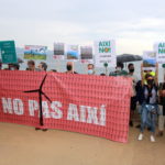 Més de 500 persones es manifesten a l’Escala per reclamar un model de renovables que no trinxi el territori manifestació parc eòlic