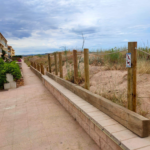 Coloquen taulells de fusta a la Platja de Pals platja de pals