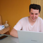 Un alumne del Baix Empordà, la millor nota de selectivitat a Catalunya Eloi Sabater, del Baix Empordà, millor nota de la selectivitat a les comarques gironines, mirant les notes a l'ordinador el 28 de juny del 2021 | Imatge de l'ACN