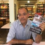El escritor Toni Sala con su libro ‘Una família’.