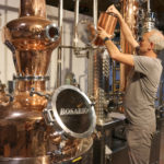 La ginebra Nut obre negoci de destil·loturisme per promocionar la comarca ginebra nut