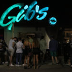 Castell-Platja d’Aro surt del toc de queda Un grup de gent esperant per entrar en un local d'oci nocturn de Platja d'Aro. Imatge del 24 de juny del 2021. | Imatge de l'ACN