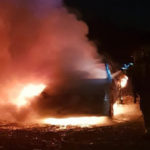 Un cotxe completament incendiat i afectació a la vegetació propera, a Calonge